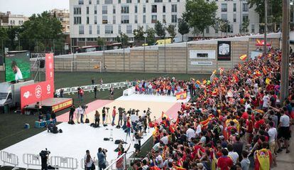 Centenares de personas siguen el encuentro de la selección española en el Camp de l'Àliga.