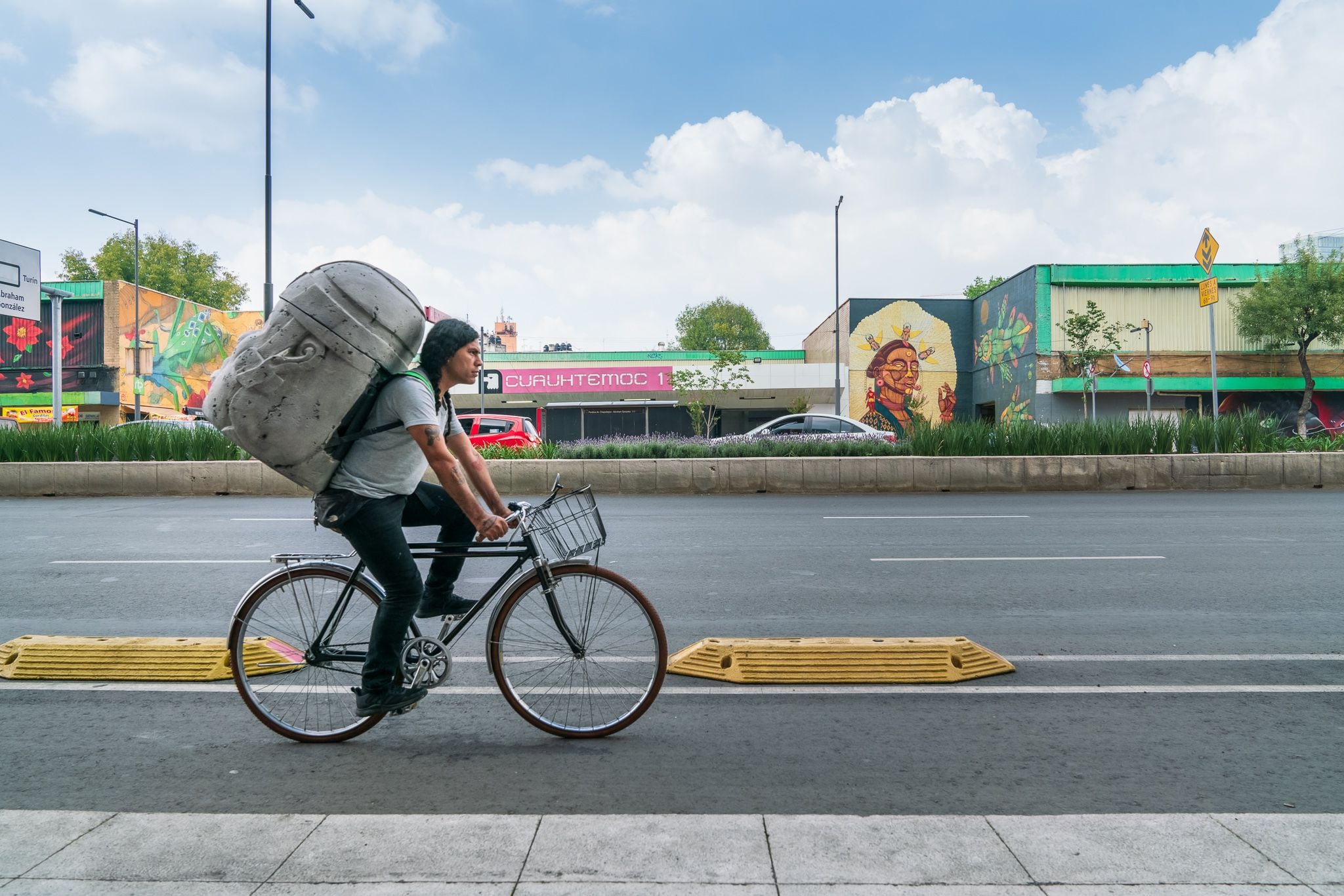 Chavis Mármol carga la mochila de repartidor que creó para el proyecto 'Neotamemes'.