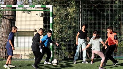 Un grupo de niños y niñas de Neve Shalom juega el fútbol en la escuela primaria de esta localidad, donde judíos y árabes israelíes han elegido vivir juntos.