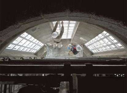 Carpinteros y cristaleros faenan a 80 metros de altura en la cúpula de la basílica de San Lorenzo.