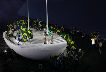 El mástil para el izado de la bandera descansa sobre una estructura que recuerda las construcciones de Oscar Niemeyer. Mientras la enseña ascendía, el cantante y compositor Paulinho da Viola entonó el himno nacional.