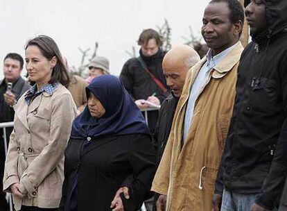 Royal, junto a familiares de los dos jóvenes muertos en un transformador eléctrico en Clichy-sous-Bois en 2005.