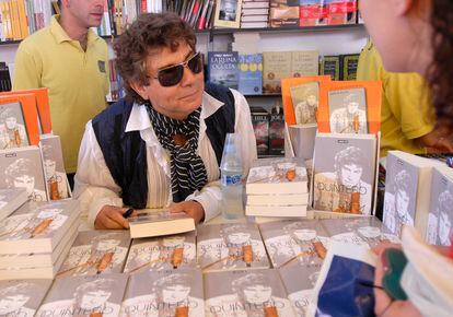 Jesús Quintero, durante una firma de ejemplares en la Feria del Libro de Madrid en 2007. Más de 500 personajes, populares y desconocidos, fueron objeto de sus preguntas a lo largo de su extensa carrera.