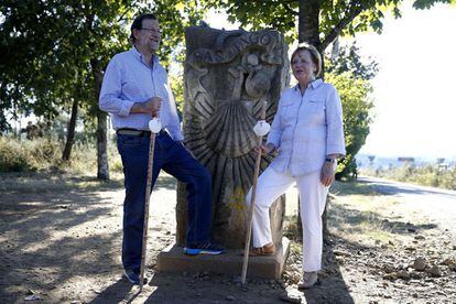 Rajoy y Merkel posan en un mojón del Camino de Santiago, este domingo en Compostela.