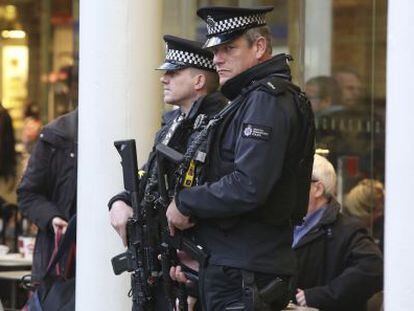 Dos polic&iacute;as brit&aacute;nicos, en la estaci&oacute;n londinense de Saint Pancras, el pasado viernes.