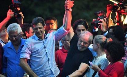 El expresidente Lula junto al exalcalde de São Paulo Fernando Haddad durante una manifestación el pasado mes de enero.