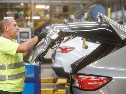 Un trabajador en un vehículo de la fábrica de Ford en Almussafes (Valencia).