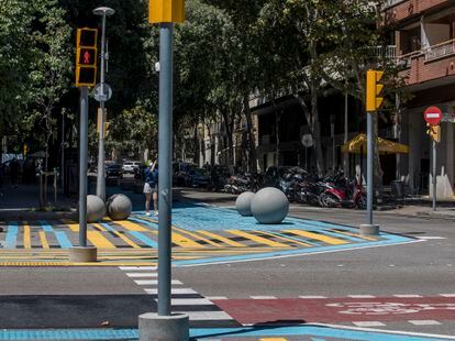 Saturación de elementos de señalización en el cruce de de la calle Rocafort con Consell de Cent en Barcelona.