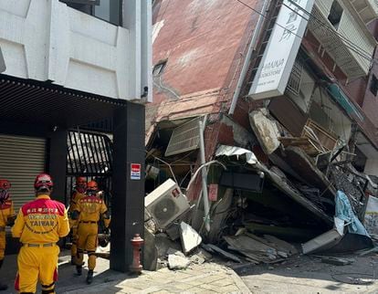 Imagen facilitada por la Agencia Nacional de Bomberos de Taiwán, que muestra a miembros de un equipo de búsqueda y rescate que se preparan para entrar a un edificio afectado por el terremoto en Hualien. 