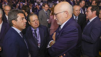 Juan Roig, a la derecha, junto al presidente Mazón y el presidente de la Asociación Valenciana de Empresarios (AVE), Vicente Boluda, este jueves en un foro sobre el Corredor del Mediterráneo en Ifema (Madrid).