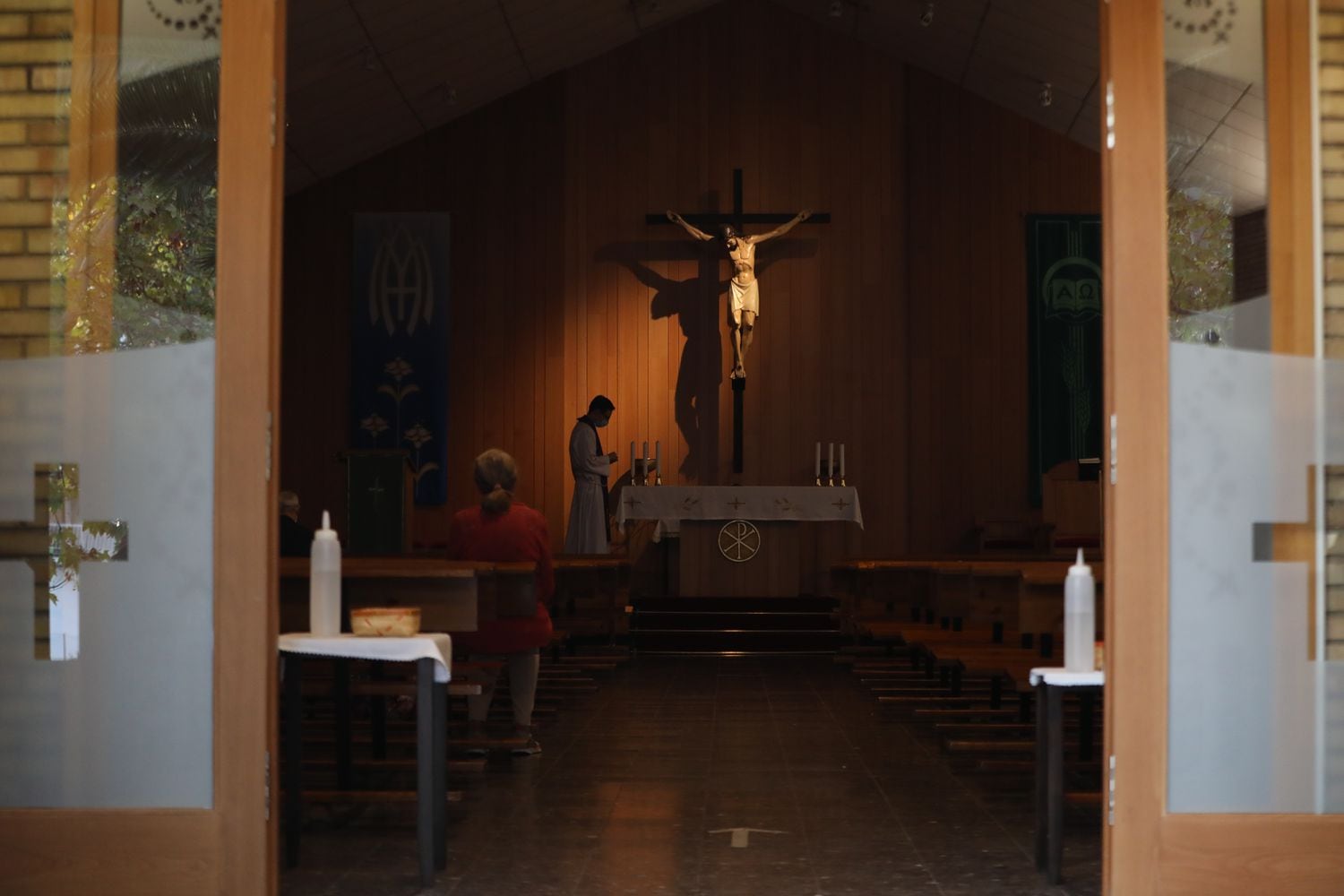 Un sacerdote momentos antes de oficiar misa en la Parroquia de Nuestra Señora de la Misericordia, en el distrito de Puente de Vallecas (Madrid).