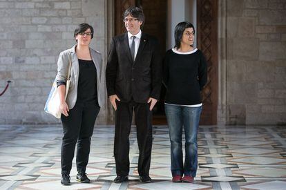 Carles Puigdemont, rodeado de Mireia Boya y Anna Gabriel, antes de la reunión.