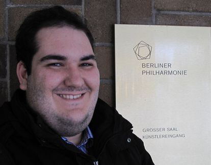 El miembro de la Orquesta Filarmónica de Berlín, a las puertas de la sede.