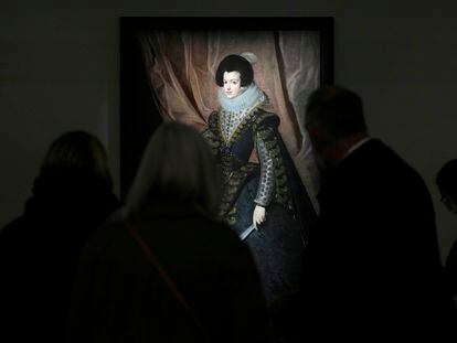 El retrato de la reina Isabel, en exposición en la sede londinense de Sotheby's.