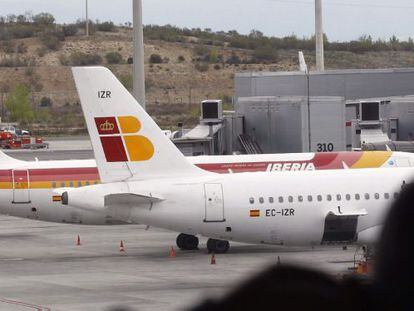 Un viajero observa los aviones del Aeropuerto de Barajas, en la T4.