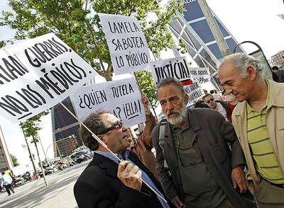 Luis Montes, ayer entre un grupo de manifestantes junto a los juzgados de la plaza de Castilla.