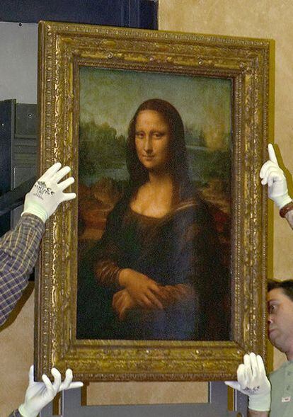 La 'Mona Lisa' de Leonardo da Vinci, durante un traslado en el museo del Louvre, en 2005