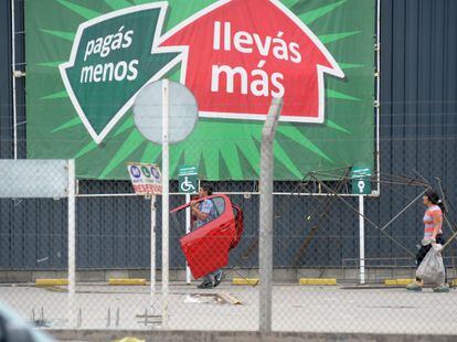 Un supermercado saqueado durante la huelga policial.