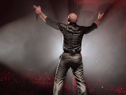 Pitbull, arengando a sus seguidores durante un concierto.