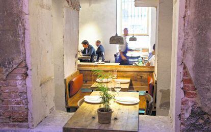 Comedor del restaurante Fismuler, en Madrid, cuyo interiorismo es obra del estudio de Ignacio Redruello, Arquitectura invisible, junto con Alejandra Pombo. 