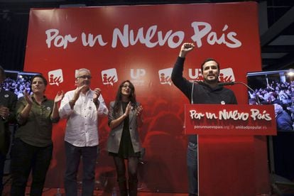 El candidato de IU-Unidad Popular Alberto Garzón, acompañado por el coordinador general de IU, Cayo Lara y otros miembros de la formación, durante el acto de inicio de la campaña electoral que han celebrado esta noche en Madrid.