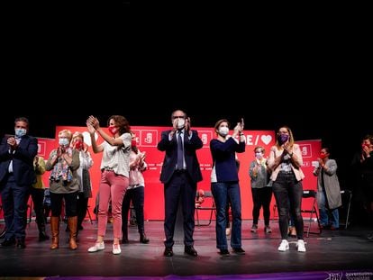 Ángel Gabilondo con parte de su candidatura al 4-M en un acto electoral en Parla (Madrid).