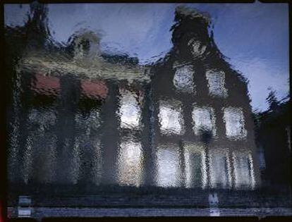 Una casa reflejada en el Oude Gracht, Haarlem, Holanda (Homenaje a Monet; Monet Gracht), 1960.