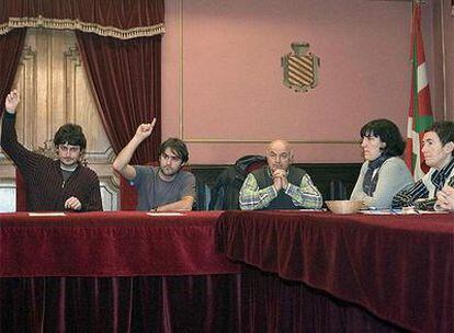 El alcalde de Azpeitia (ANV), Iñaki Errazkin, junto a un compañero de partido durante el pleno extraordinario