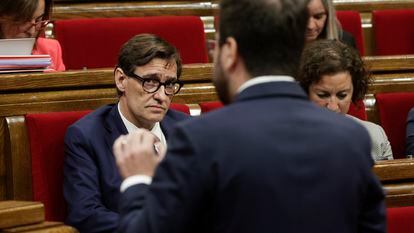 El primer secretario del PSC, Salvador Illa, escucha al presidente de la Generalitat de Cataluña, Pere Aragonès, durante la sesión de control al Govern de este miércoles en Barcelona.