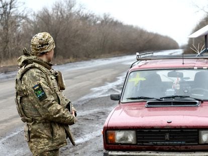 Un soldado ucranio junto a un vehículo con un terminal Starlink cerca del frente, el pasado 27 de febrero.