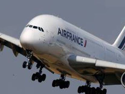 Francia prepara hasta 5.000 millones de ayuda a Air France para la primavera, según RTL