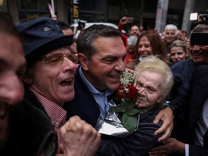 El líder del partido izquierdista Syriza, Alexis Tsipras, recibe el abrazo de una simpatizante en El Pireo, periferia de Atenas, el 9 de mayo 2023.