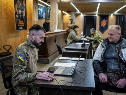 Un voluntario que aspira a unirse a las Fuerzas Armadas de Ucrania habla con un oficial de reclutamiento, el 9 de enero en Kiev.