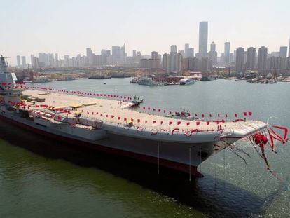 El segundo portaaviones lanzado por China, el primero de fabricaci&oacute;n nacional, en su botadura este mi&eacute;rcoles.