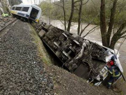 Un bombero supervisa uno de los vagones de un tran de pasajeros, que ha descarrilado esta tarde en la localidad cántabra de Golbarzo con un balance de once pasajeros heridos, tres de ellos de gravedad. EFE/Esteban Cobo.