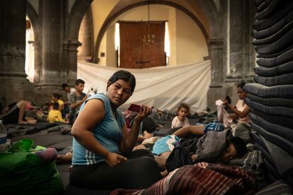 Un grupo de migrantes venezolanos descansa sobre colchonetas distribuidas al interior de la parroquia.