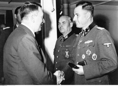 Hitler felicita al belga León Degrelle tras condecorarle en 1944 con la Cruz de Caballero con Hojas de Roble.