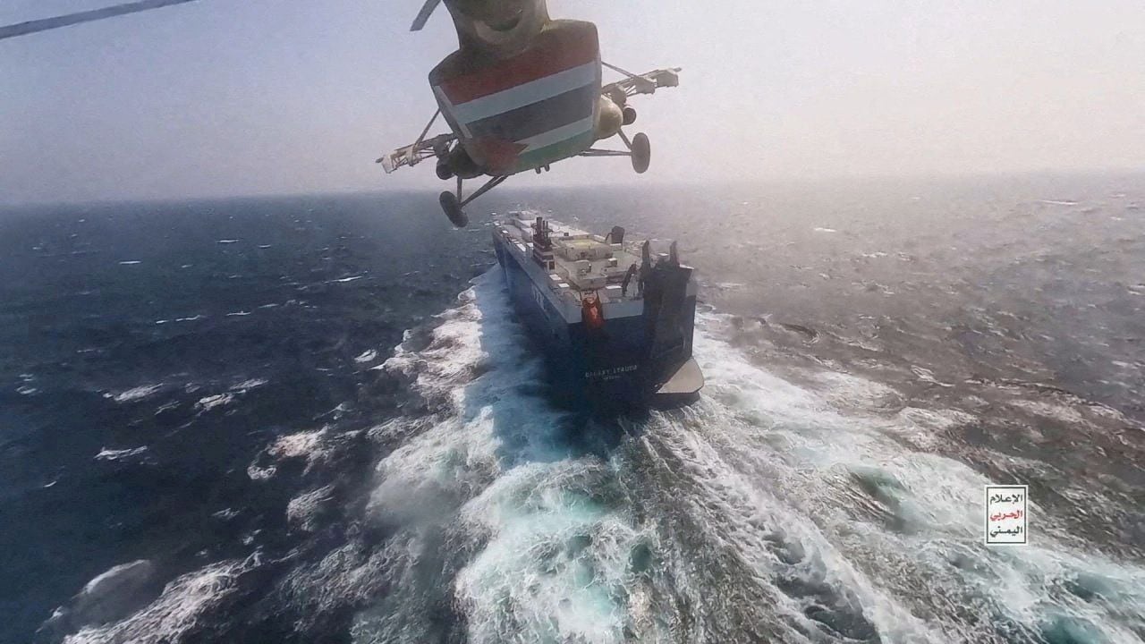 Un helicóptero con la bandera palestina se acerca al buque 'Galaxy Leader', capturado por los hutíes el 19 de noviembre, en una imagen cedida por los milicianos.