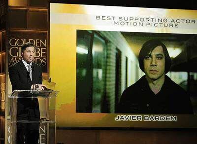 El locutor Jim Moret presenta en el hotel Beverly Hilton el Globo de Oro al mejor actor de reparto para Javier Bardem.
