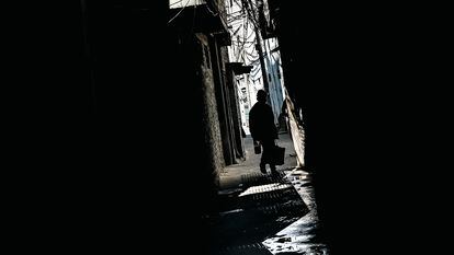 Una persona camina por los pasillos de uno de los barrios populares de la periferia bonaerense.