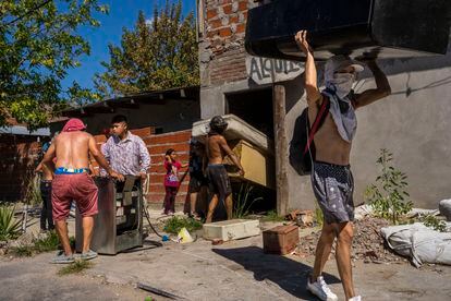Vecinos del barrio de Los Pumitas, saquean la casa de un presunto narcotraficante.