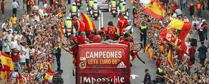 Cientos de miles de aficionados recibieron el lunes a los campeones de la Eurocopa 2008 a su llegada a Madrid.