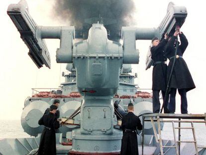 Marineros inspeccionando una lanzadera de misiles a bordo del crucero ruso &quot;Admiral Golovko&quot;, en Sebastopol. 