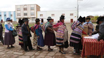 Los bolivianos definirán con su voto si aceptan o rechazan una reforma constitucional para permitir que Morales y el vicepresidente Álvaro García Linera puedan volver a concurrir a los comicios de 2019, en busca de un cuarto mandato consecutivo hasta 2025. En la imagen, votantes en Jesús de Machaca (Bolivia), el 21 de febrero de 2016.