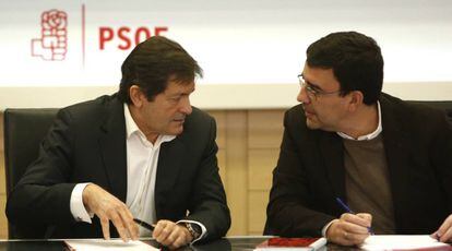 Javier Fernández, presidente de la gestora, y Mario Jiménez, portavoz, en la sede del PSOE en la calle de Ferraz.