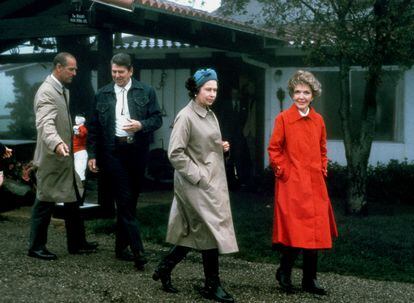 La reina Isabel II y su esposo, Felipe de Edimburgo, junto al entonces presidente estadounidense, Ronald Reagan, y la primera dama, Nancy Reagan, en marzo de 1983 en Rancho del Cielo, al norte de Santa Bárbara (EE UU). 