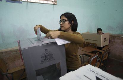 Una mujer vota en Honduras este domingo