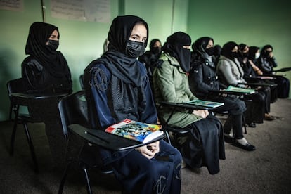 Varias mujeres reciben formación en un aula de un cuartel policial, en noviembre en Kabul.