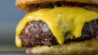 La chorreante Juancheeseburger, ganadora del I Campeonato Nacional de Hamburguesas
