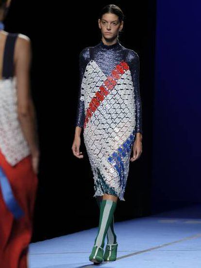Una modelo en un desfile de